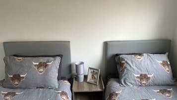 3 bedrooms, desk, WiFi, bed sheets