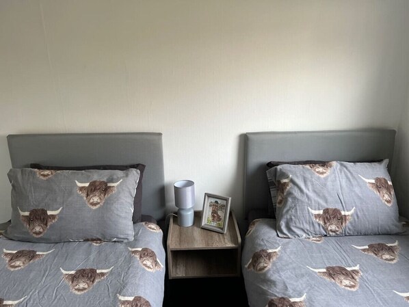 Desk, WiFi, bed sheets - The Heilan` Coo Apartment (Argyll and Bute Council)