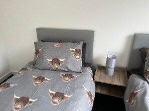 Desk, WiFi, bed sheets - The Heilan` Coo Apartment (Argyll and Bute Council)