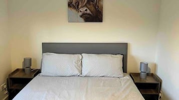 3 bedrooms, desk, WiFi, bed sheets