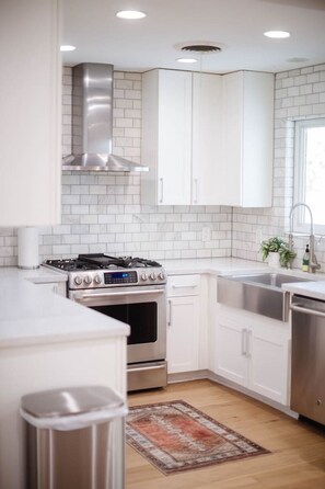 Kühlschrank, Mikrowelle, Ofen, Wasserkocher mit Kaffee-/Teezubehör