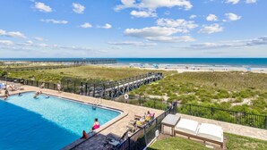Une piscine avec vue sur la plage et l’océan.