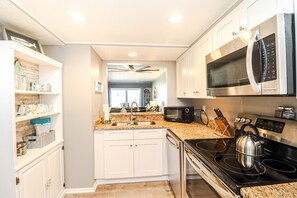 Kühlschrank, Mikrowelle, Ofen, Geschirrspüler