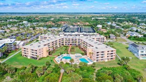 Un grand hôtel à plusieurs étages, doté d’une cour intérieure et d’une piscine.