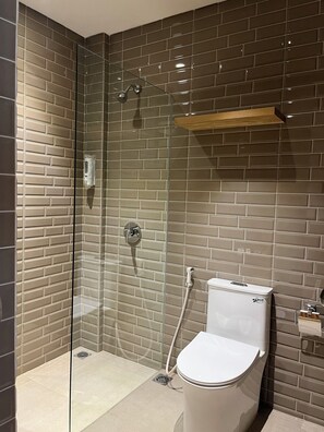 Deluxe Double Room | Bathroom | Slippers - Lugano Arte Homestay (Jakarta)