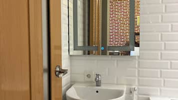 Deluxe-Doppelzimmer | Badezimmer | Hausschuhe