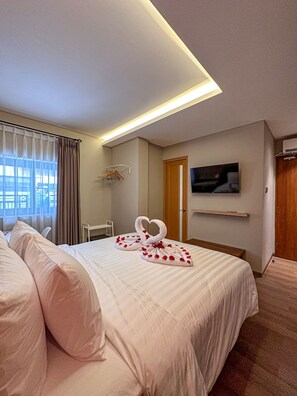 Superior Double Room | Soundproofing, free WiFi, bed sheets - Lugano Arte Homestay (Jakarta)