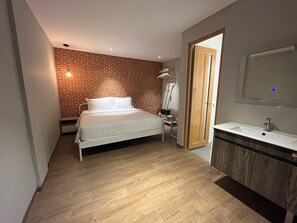 Superior Double Room | Soundproofing, free WiFi, bed sheets - Lugano Arte Homestay (Jakarta)