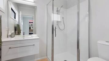 Een bad, een haardroger, handdoeken