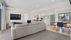TV, stereo - Another on Leo! (Waihi Beach)