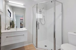 Baignoire, sèche-cheveux, serviettes fournies