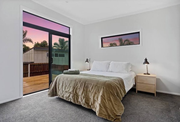 3 bedrooms, iron/ironing board, WiFi, bed sheets - Another on Leo! (Waihi Beach)