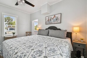 1 bedroom, desk, WiFi, bed sheets - Downtown Dunedin Hideaway / Easy Walk to Downtown! (Dunedin)