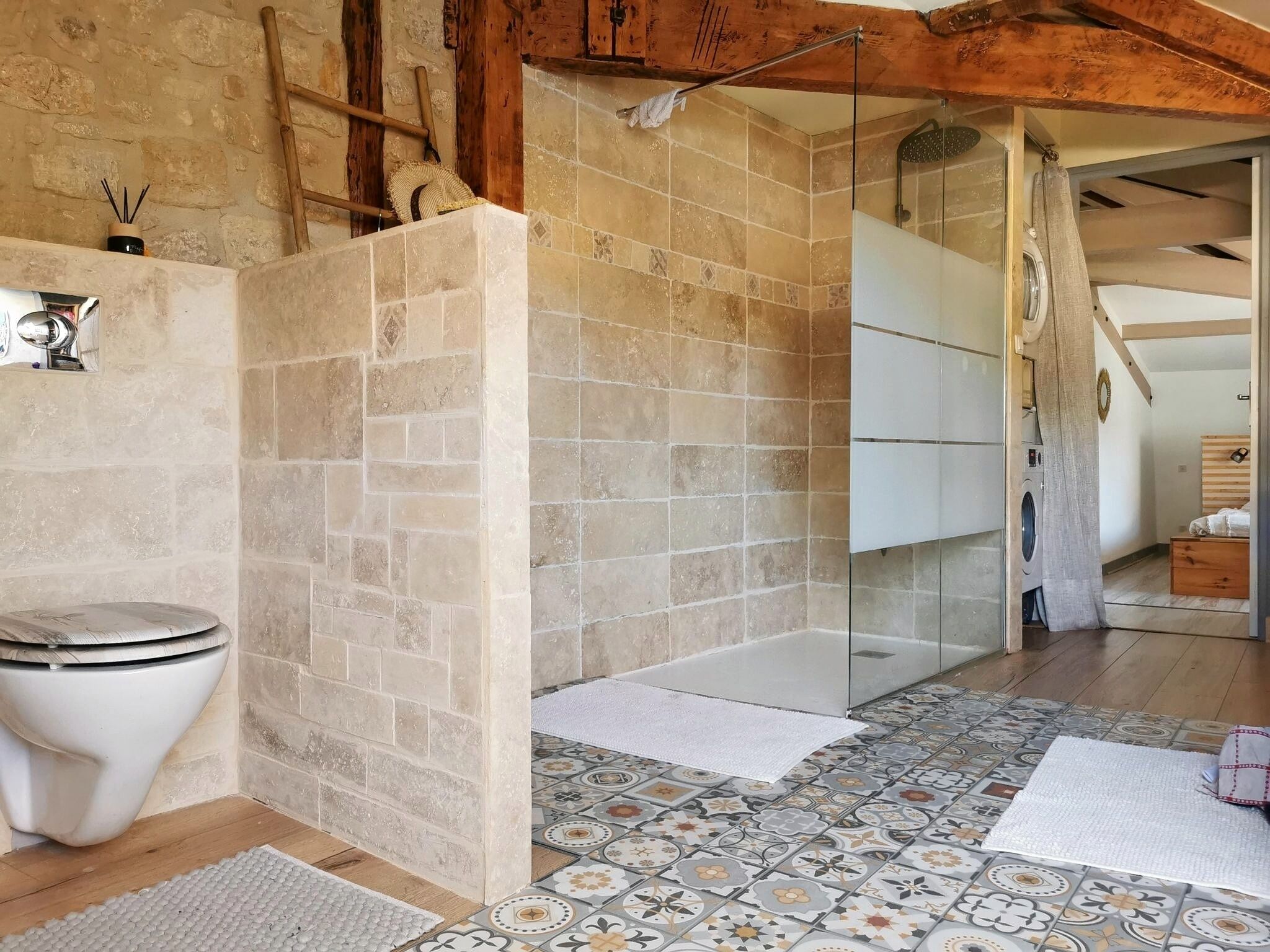 Douche, séchoir à cheveux, serviettes fournies, papier de toilette