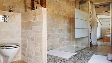 Douche, séchoir à cheveux, serviettes fournies, papier de toilette