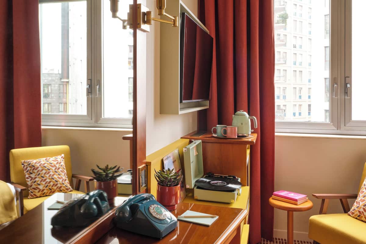 Premium bedding, down comforters, in-room safe, desk