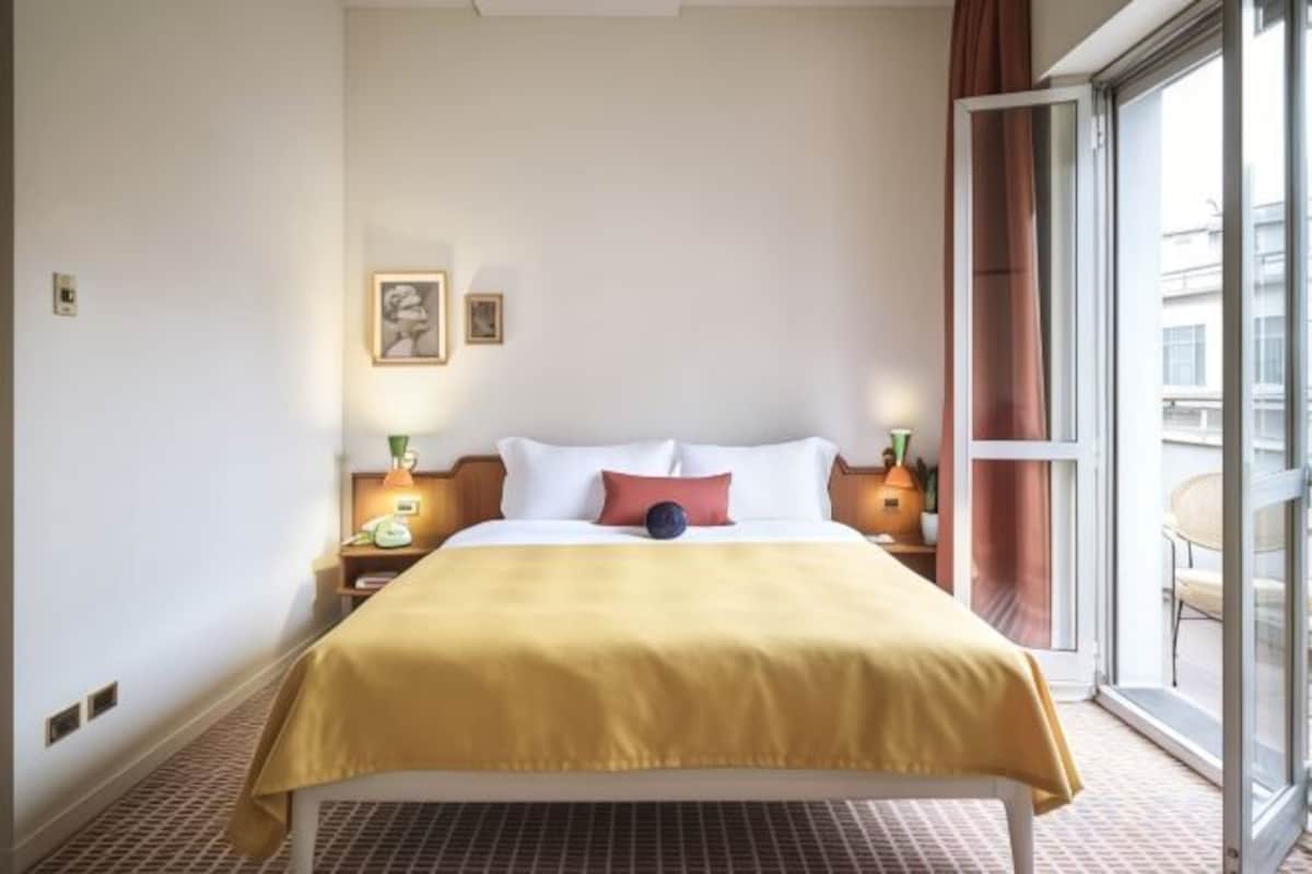 Premium bedding, down comforters, in-room safe, desk