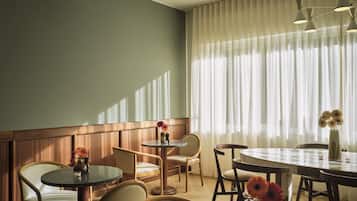 Desayuno buffet diario (EUR 15 por persona)