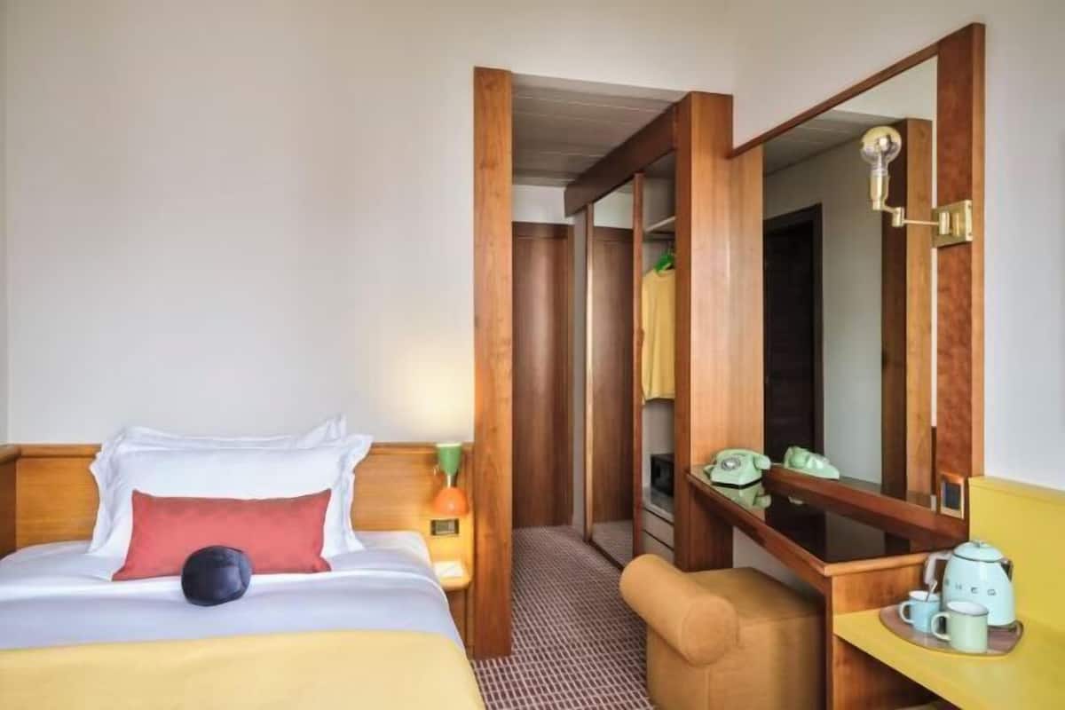 Premium bedding, down comforters, in-room safe, desk