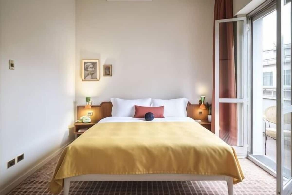 Premium bedding, down comforters, in-room safe, desk