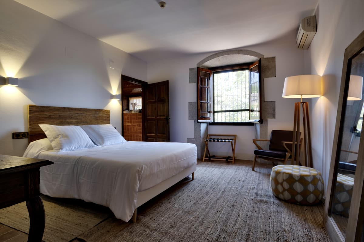 Desk, WiFi (free), bed sheets