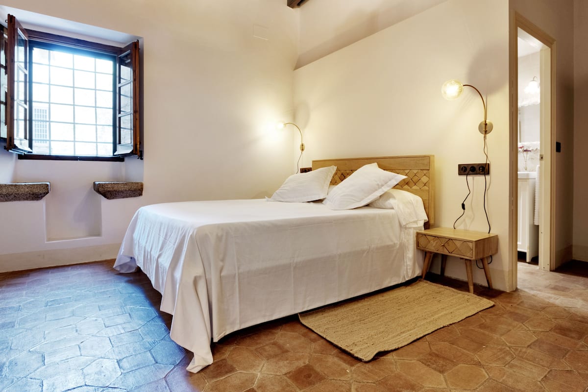 Desk, WiFi (free), bed sheets