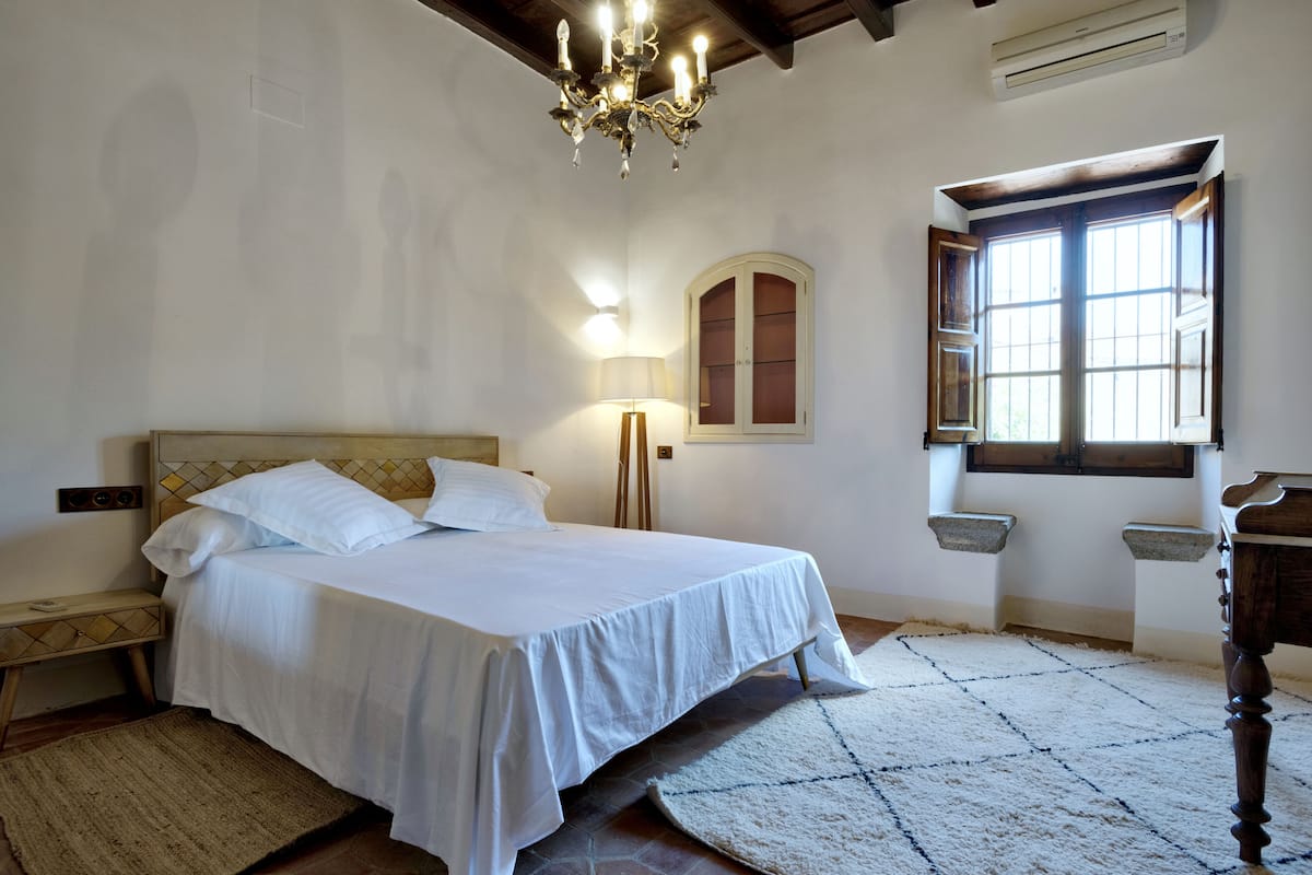 Desk, WiFi (free), bed sheets