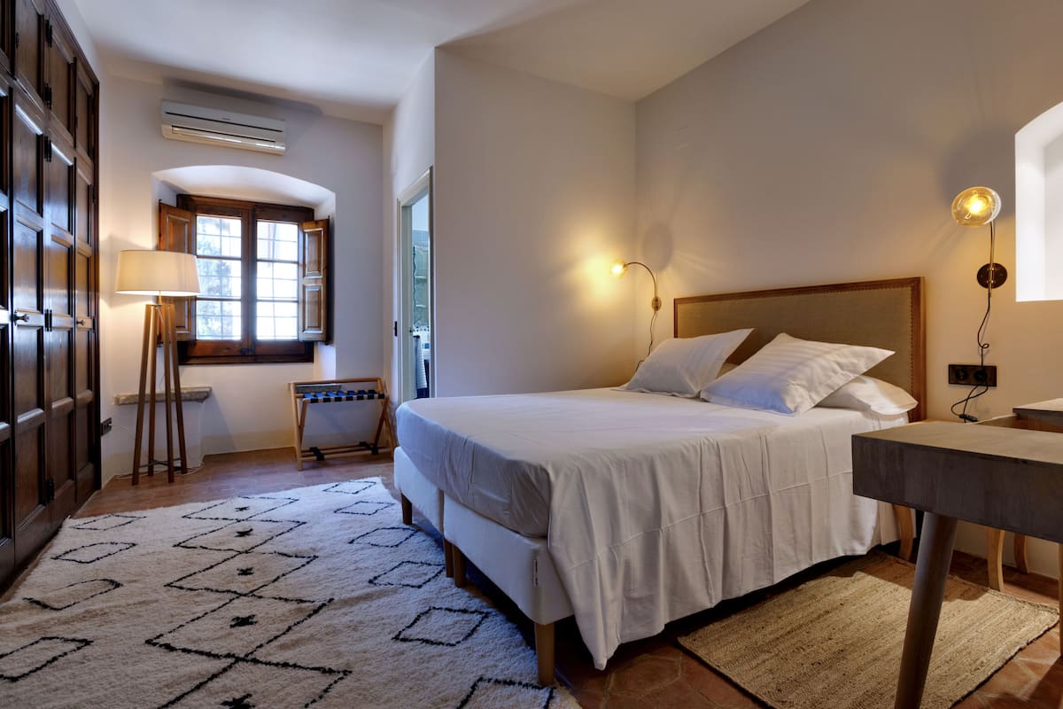 Desk, WiFi (free), bed sheets
