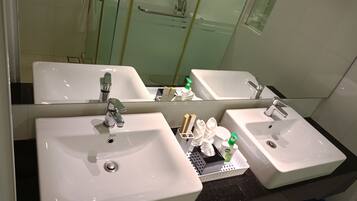 Douche, sèche-cheveux, serviettes fournies, savon