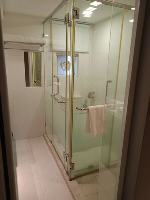 Shower, hair dryer, towels, soap - Urbano Luxury Homestay  (Jelutong)