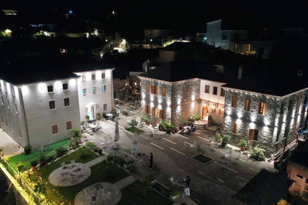 Un patio de hotel con asientos al aire libre y una fuente central.
