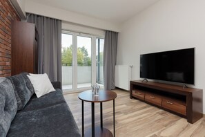 1 habitación, escritorio y ropa de cama