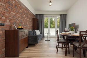 1 habitación, escritorio y ropa de cama