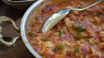 Sudah termasuk sarapan prasmanan setiap hari