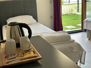 Chambre Standard avec lits jumeaux | Coffres-forts dans les chambres, fer et planche à repasser