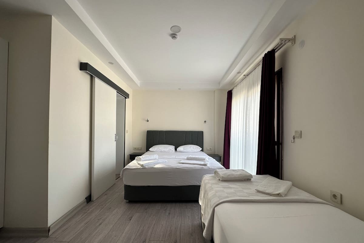 Standard-Dreibettzimmer | Zimmersafe, Bügeleisen/Bügelbrett, kostenloses WLAN