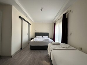 スタンダード トリプルルーム | セーフティボックス (室内)、アイロン / アイロン台、WiFi (無料)