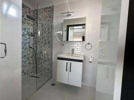 Standard Triple Room | Bathroom | Slippers