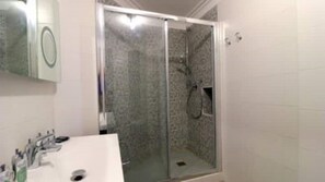 Dusche, Haartrockner, Bidet, Handtücher