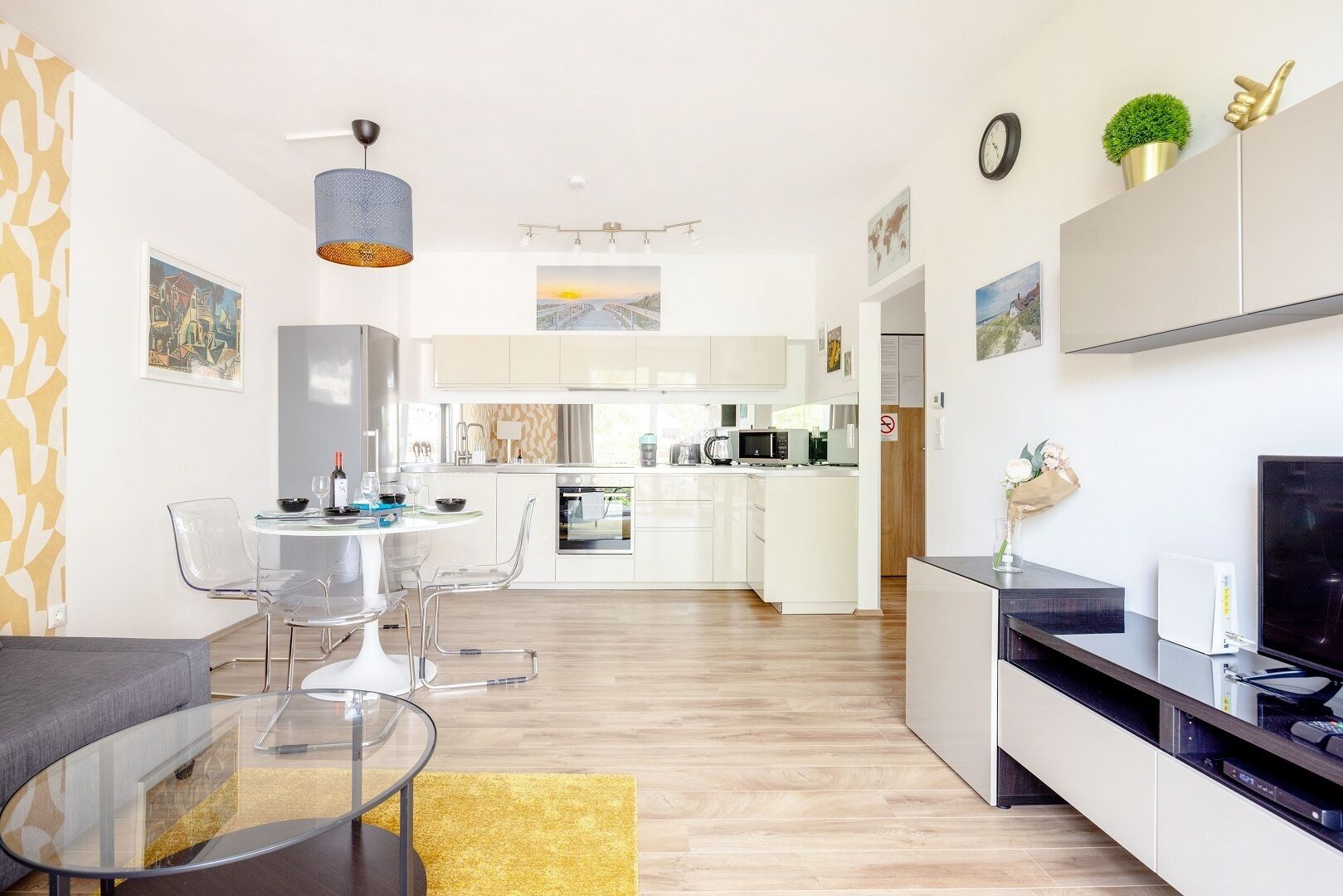 冷蔵庫、電子レンジ、オーブン、コンロ