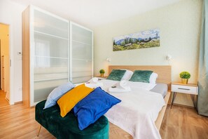 1 sovrum, strykjärn/strykbräda, resesäng och internet