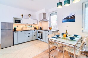 Fridge, microwave, oven, stovetop - FEEL HOME DELUXE (Budapest)