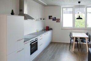 Køleskab, mikrobølgeovn, ovn, kogeplade