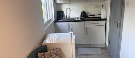Monolocale | Cucina privata | Frigorifero, piano cottura, bollitore elettrico, tostapane
