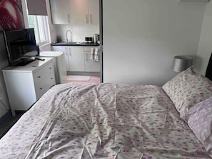 Studio | Free WiFi, bed sheets - Remarkable Cozy 1-bed Studio in Romford London Uk (Romford)