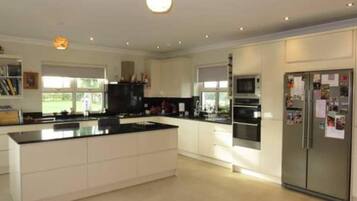 Casa, varias camas | Cocina privada | Refrigerador, microondas, horno y parrilla de estufa