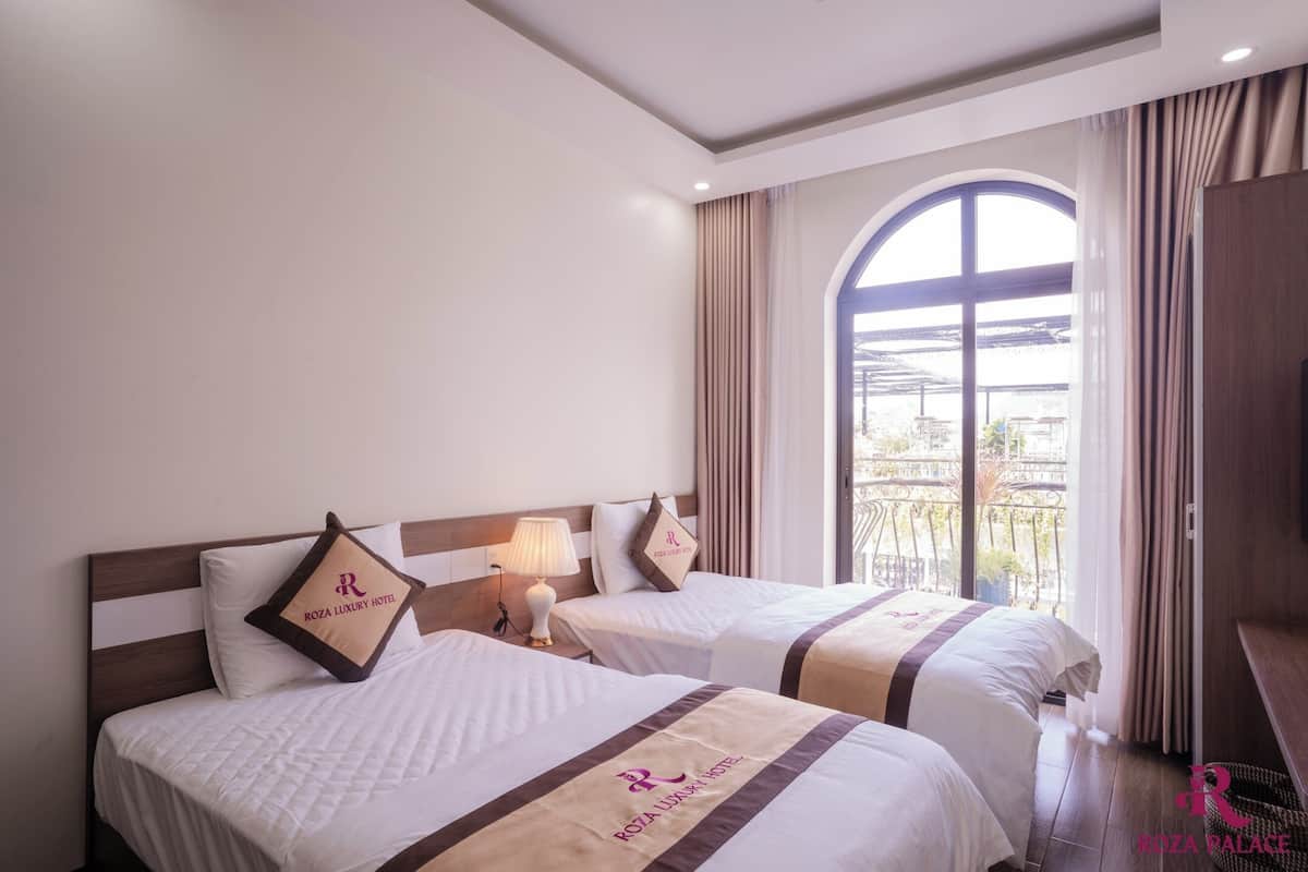 Deluxe Twin kamer | Een minibar met enkele gratis items, een kluis op de kamer, een bureau
