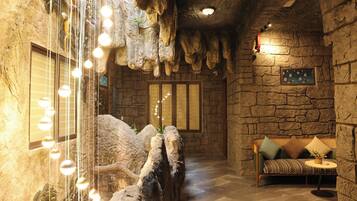 Minibar med vissa gratis produkter och värdeförvaringsskåp på rummet