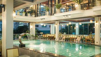 Isi minibar gratis, brankas, meja kerja, dan tirai kedap cahaya