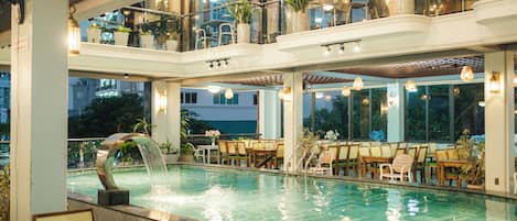 Minibar amb articles gratuïts, caixa forta a l'habitació i escriptori